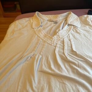 WOMANS  ROAMANS SIZE 5X TOP. V BECK POCKETS IN FRONT WHITE